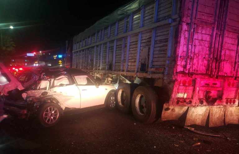 Auto choca contra tráiler en el libramiento de Morelia