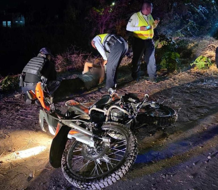 Auto embiste a motociclista y huye, en Zamora