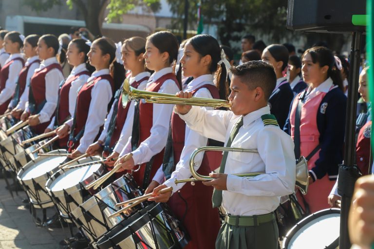 Escuelas de 29 municipios estrenan bandas de guerra en acto cívico