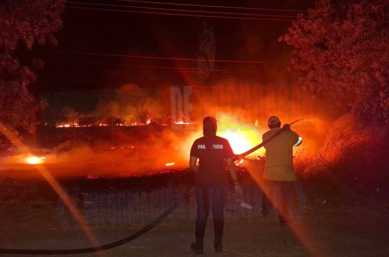 Bomberos combaten fuete incendio de pastizal en Apatzingán