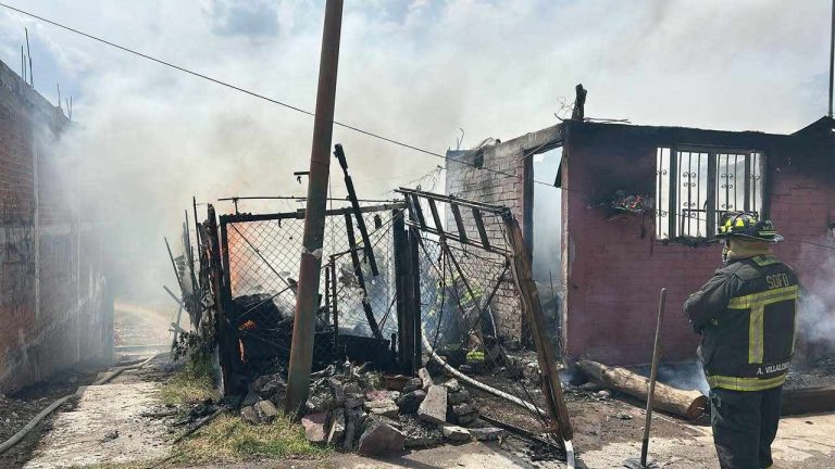 Bomberos combaten incendio de casa habitación en Morelia