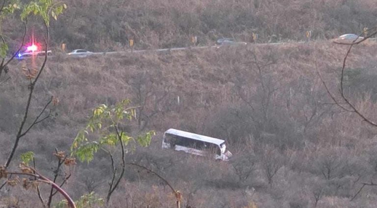 Camión de pasajeros se va un desnivel en la carretera Jacona-Jiquilpan