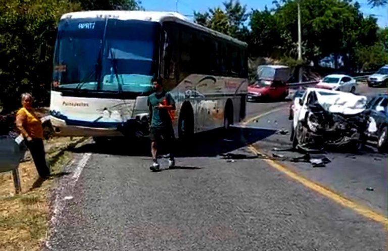 Camioneta choca contra autobús, en la carretera Uruapan–Lombardía; hay dos heridos