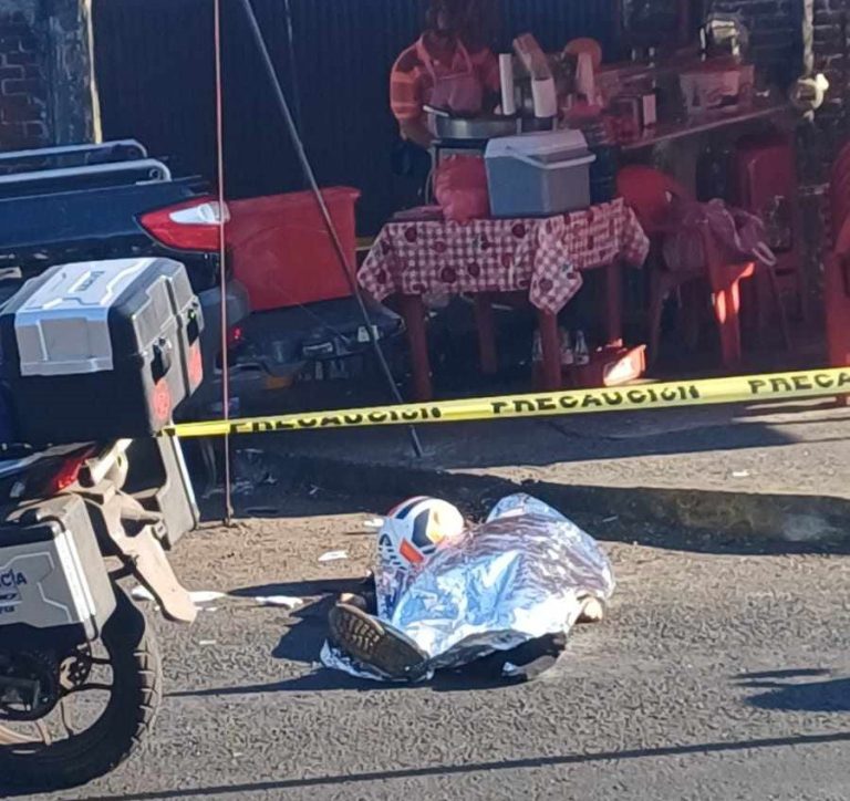 Camioneta embiste y mata a motociclista, en Uruapan