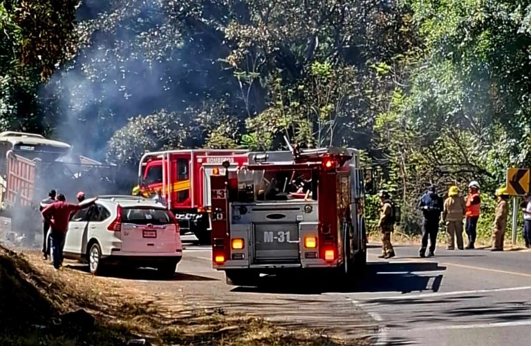 Camioneta recolectora de basura arde en llamas, en la carretera Uruapan-Lombardía