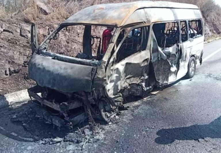 Camioneta tipo turismo se incendia tras choque contra camión militar, en la autopista Siglo XXI