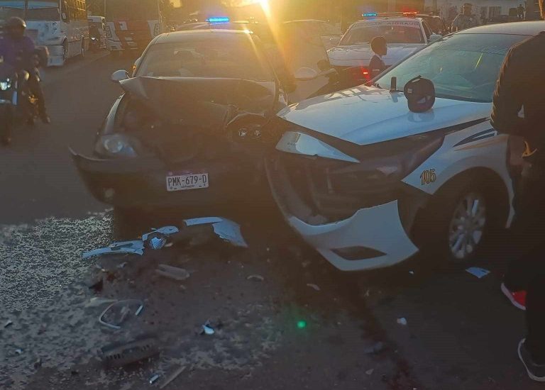 Chocan dos autos en la avenida Madero Poniente y se accidenta motopatrullero en San Juanito, en Morelia
