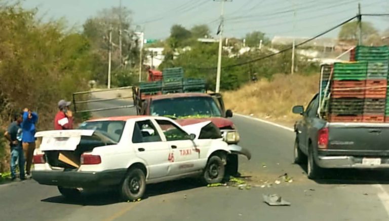 Chocan de frente camioneta limonera y taxi, en Apatzingán