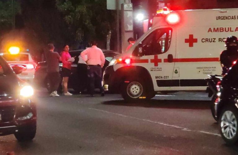 Choque de auto contra combi deja un herido en el libramiento de Morelia