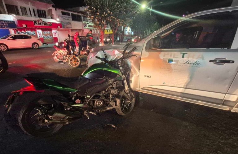 Choque de moto contra camioneta deja dos adolescentes heridos