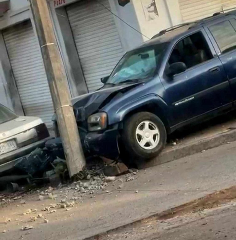 Choque vehicular deja sin energía eléctrica varias colonias en Uruapan