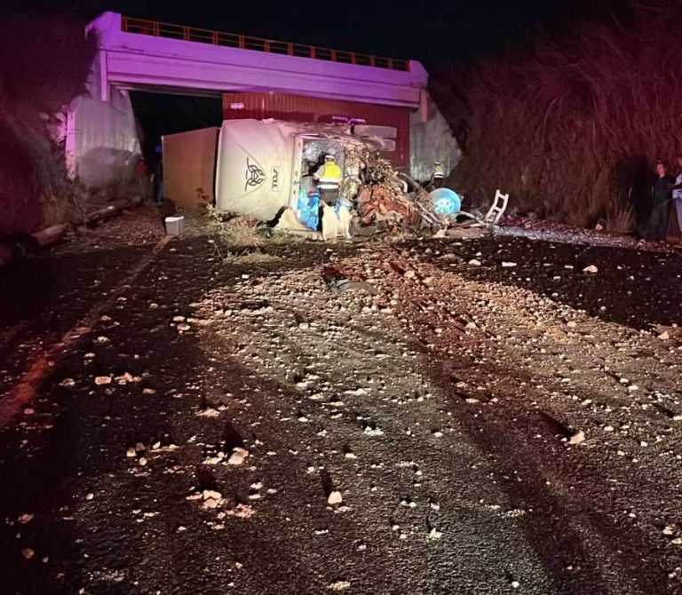 Cierre total en la autopista Siglo XXI por volcadura de tráiler