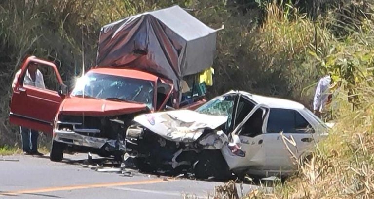 Dos lesionados tras brutal choque de taxi y camioneta, en la carretera libre Uruapan-Lombardía