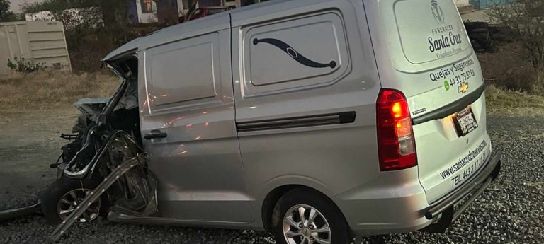 Empleado funerario queda herido tras choque entre carroza y tráiler en la carretera Morelia-Maravatío