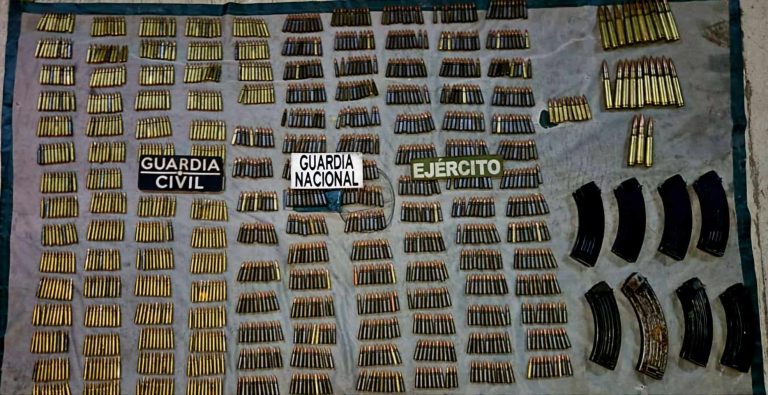 En operativo conjunto autoridades aseguran tres camionetas robadas y armamento
