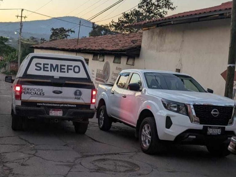 Hombre cae al tratar de conectar juegos mecánicos a un poste y muere