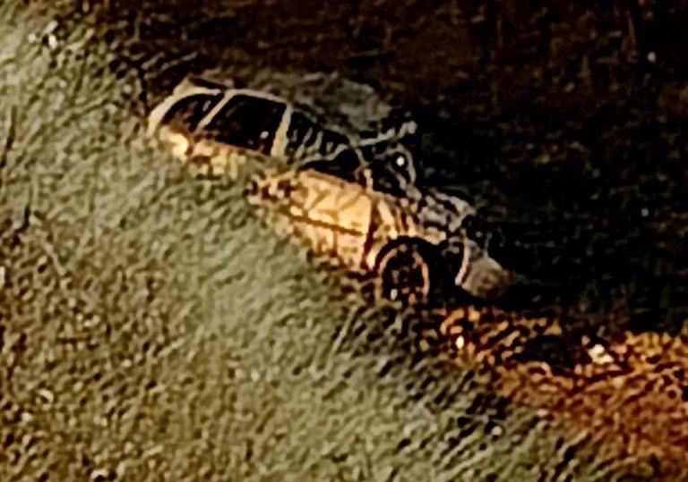 Hombre muere al volcar su camioneta en el camino al Recinto Ferial de Morelia