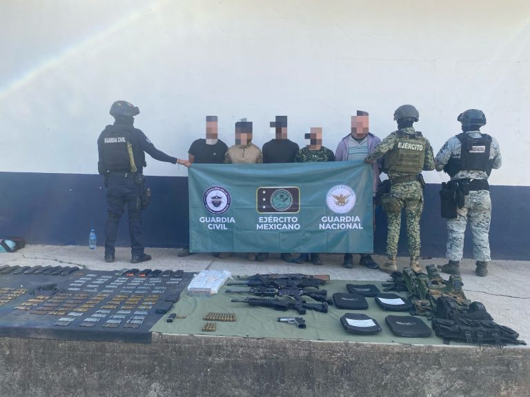 Aseguran a cinco personas armadas y más de 2 mil cartuchos, en Apatzingán