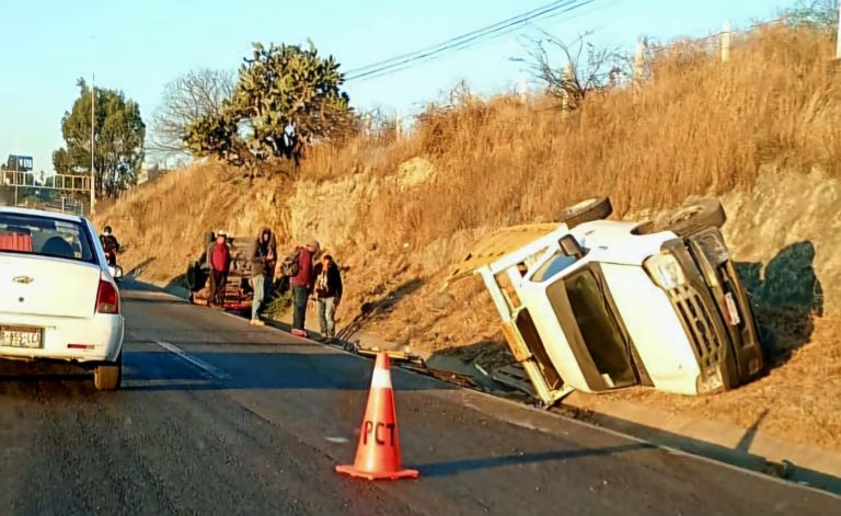 Vuelcan 2 vehículos en la carretera Morelia-Salamanca 