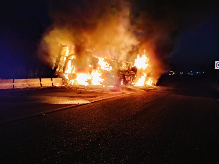 Camión limonero vuelca y se incendia en la carretera Apatzingán – Cuatro Caminos