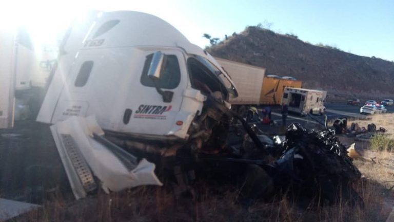 Se registra encontronazo entre 2 tráilers en la Pátzcuaro-Cuitzeo; hay 3 heridos graves 