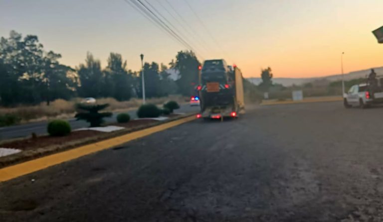 Delincuentes hieren a chofer de tráiler nodriza y roban vehículo nuevo, en la Pátzcuaro-Morelia 