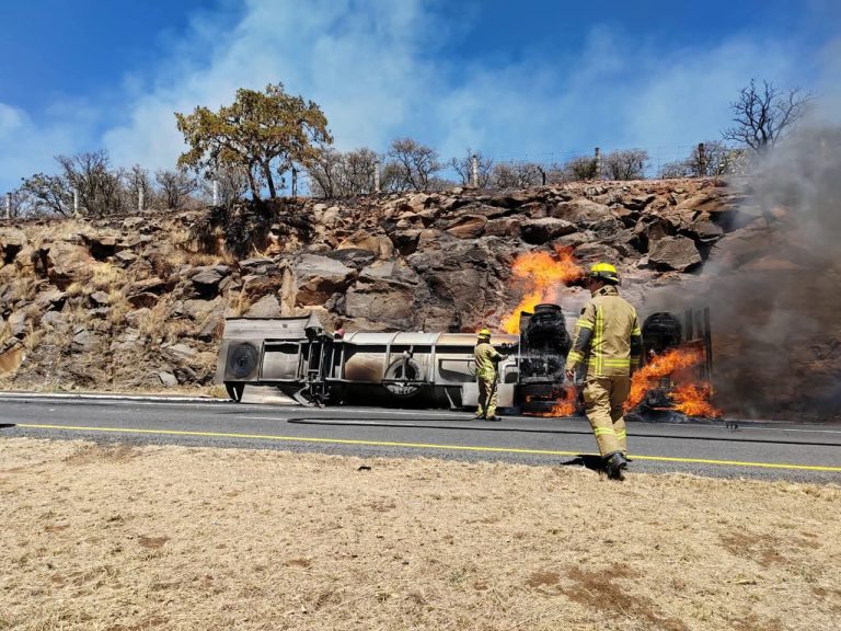 Camión pipa vuelca y se incendia en la región de Panindícuaro