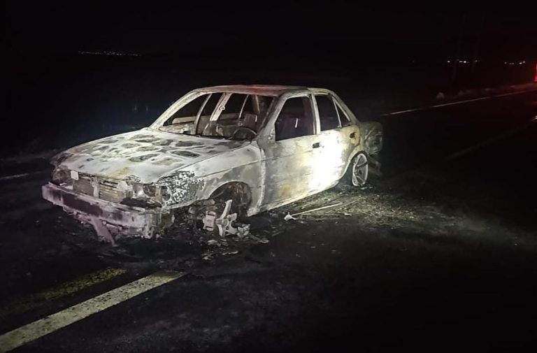 Hallan 2 cadáveres calcinados en auto quemado en Cuitzeo 