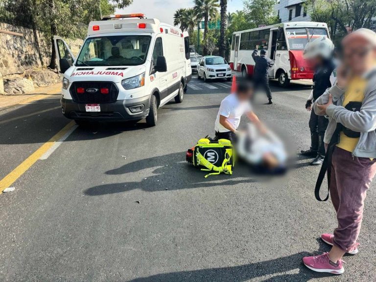 Peatona es atropellada por auto frente a Casa Michoacán 