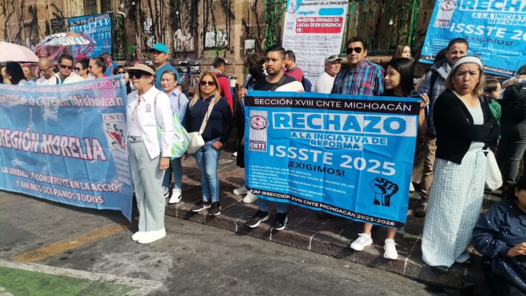 Bloquea CNTE Palacio de Gobierno: si no hay respuesta irán a paro indefinido, advierten