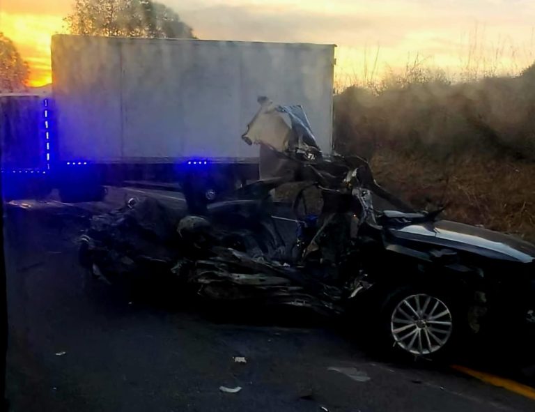 Brutal choque deja un muerto y un herido, sobre la salida de Uruapan a la autopista Siglo XXI