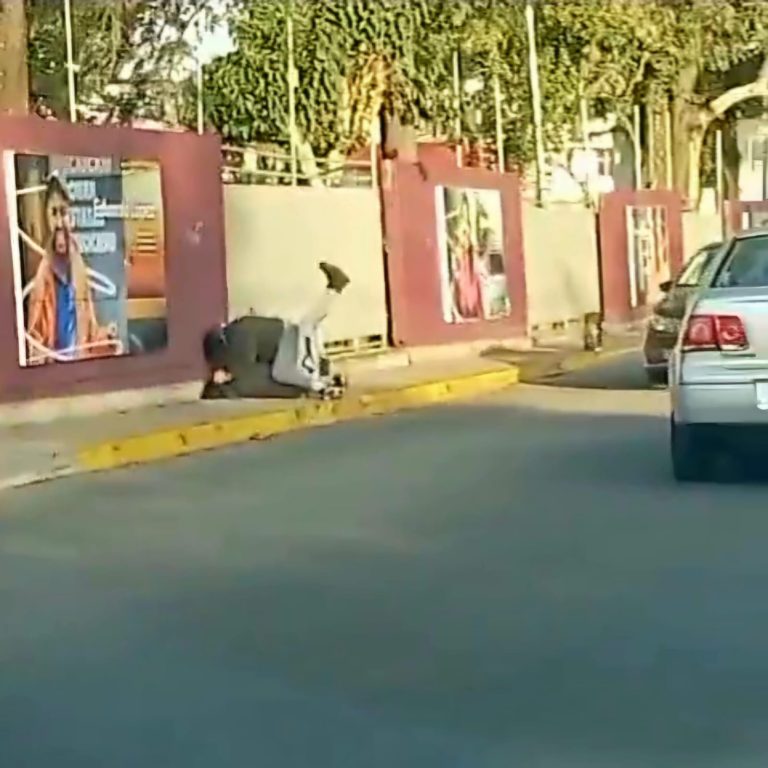Pleito callejero un lunes casual por la mañana en Morelia 