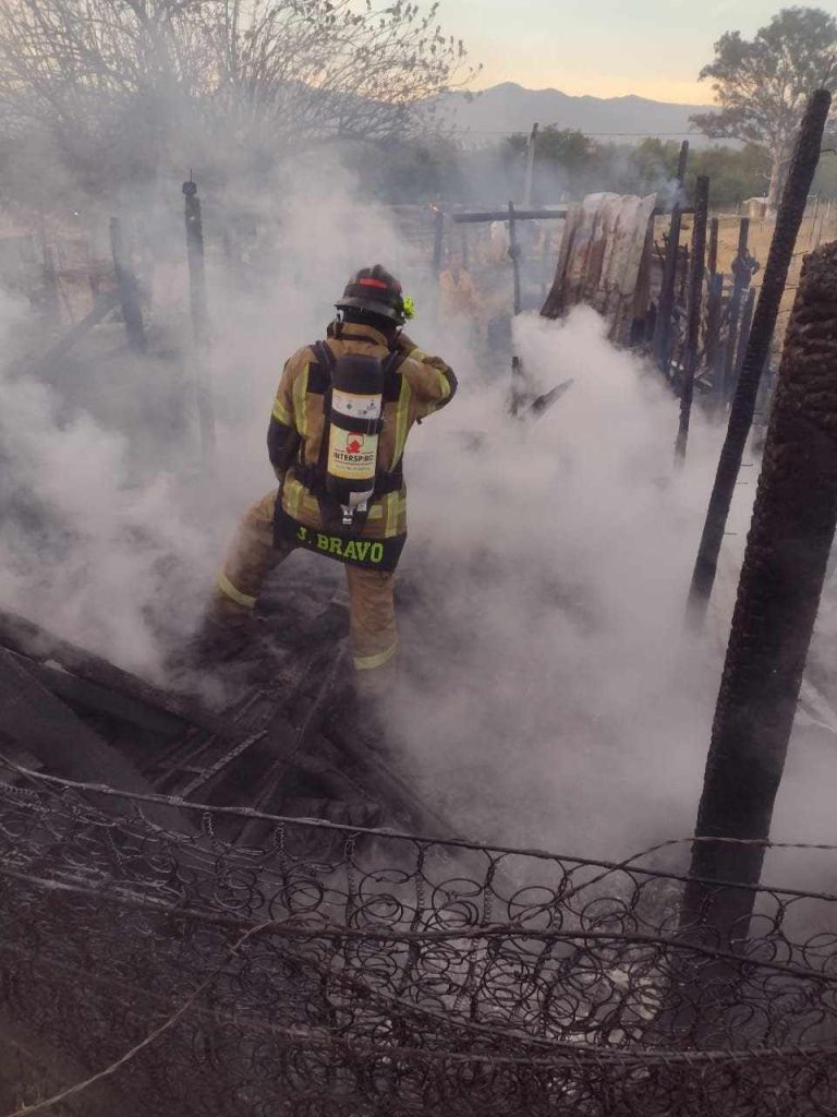 Arde casa de madera en la colonia El Polvirín, Morelia
