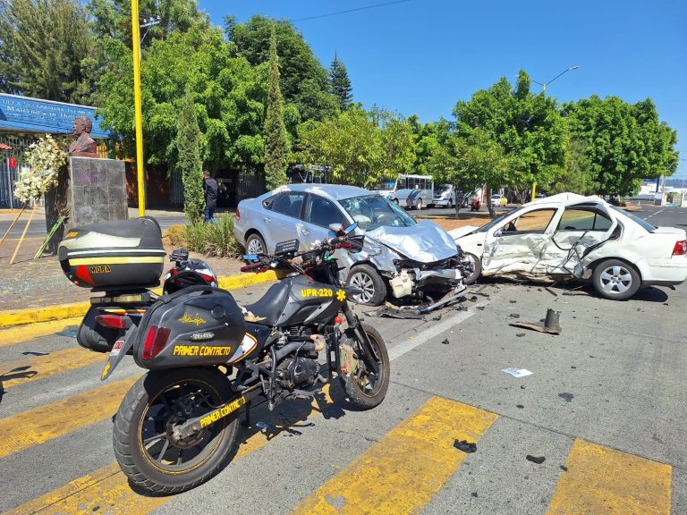 Un muerto y 3 heridos tras brutal choque y volcadura, en Uruapan