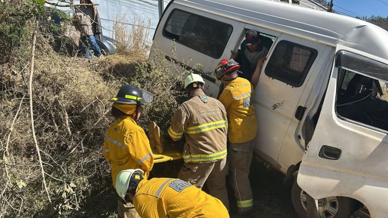 Se accidenta vehículo de jornaleros en la Morelia-Pátzcuaro; hay 3 heridos