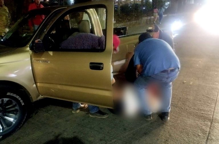 Conductor de camioneta muere en el camino a un hospital, tras ser baleado en Uruapan 