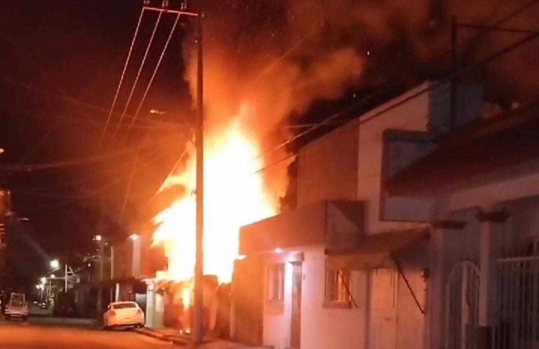 Incendio consume vivienda en Uruapan; solo hay daños materiales