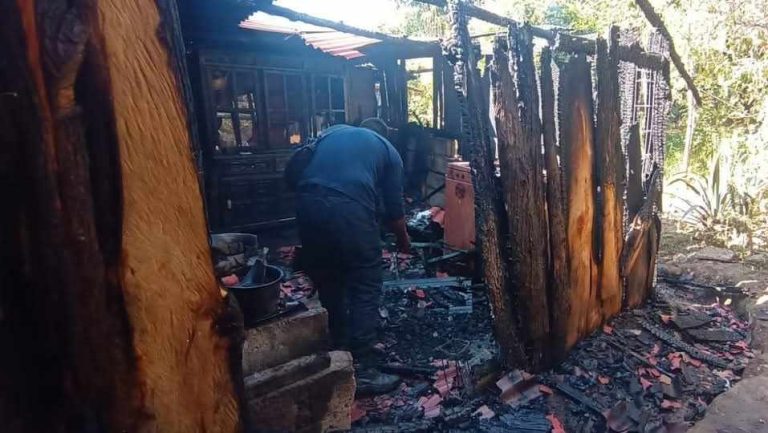 Incendio consume vivienda en comunidad de Zitácuaro