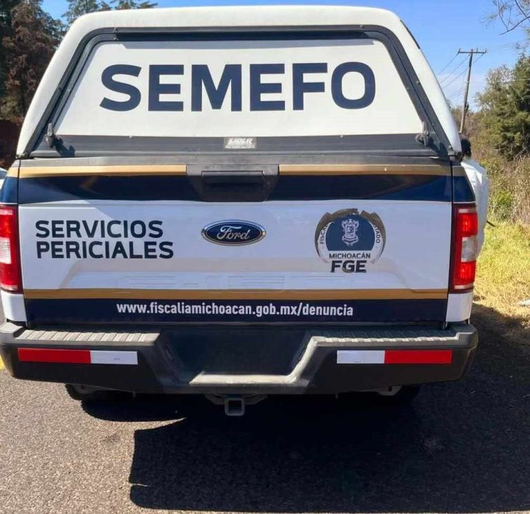 Joven motociclista muere al chocar contra una camioneta, en Parácuaro