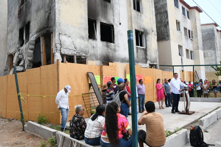 En el olvido, víctimas de la explosión en un conjunto habitacional en Lázaro Cárdenas
