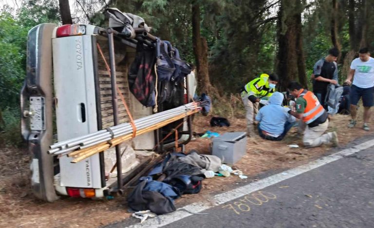 Lesionados, 12 cortadores de aguacate al chocar contra camión y volcar su camioneta