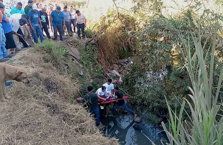 Motociclista cae a canal de aguas negras y queda herida