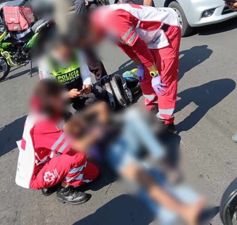 Motociclista es impactado por auto en la Calzada Ventura Puente, de Morelia