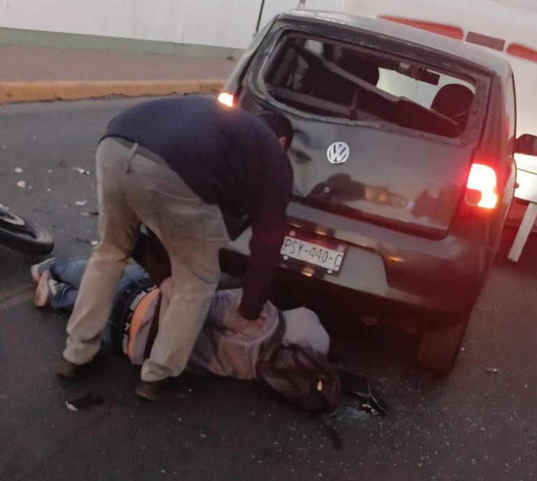 Motociclista herido al chocar por alcance contra un vehículo, en el Centro de Jacona