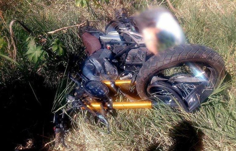 Motociclista muere tras choque contra camioneta, en una carretera de Zamora