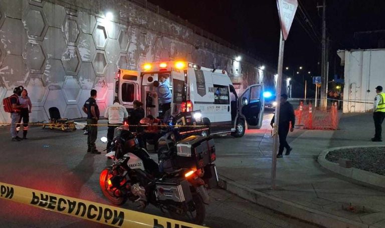 Motociclista muere al salir disparado de puente a desnivel, en Uruapan