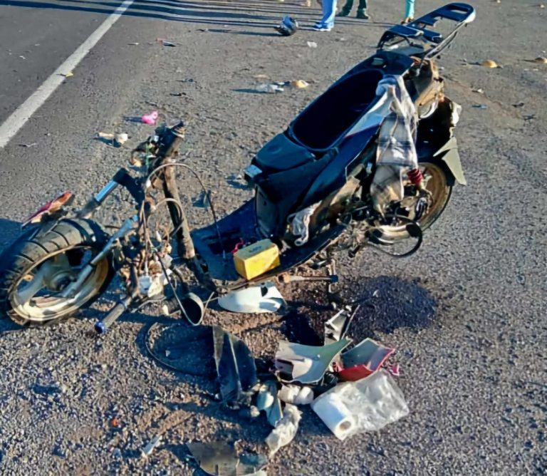 Motociclista resulta herido al chocar contra un auto, en Panindícuaro