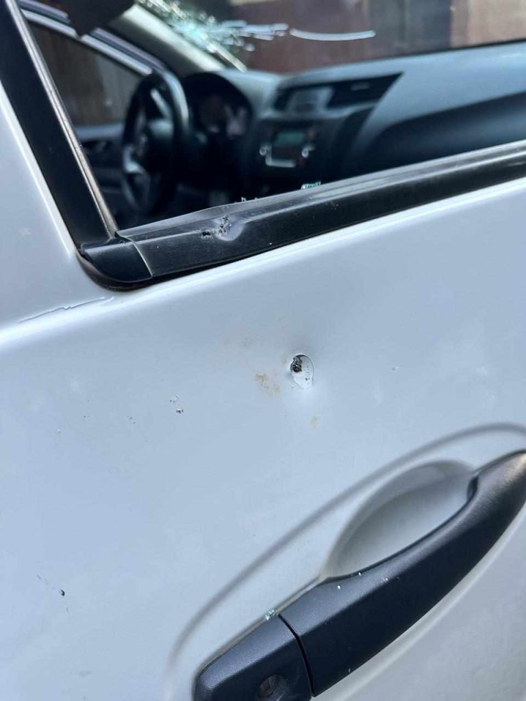 Pistoleros balean a familia durante intento de robo de camioneta, en Uruapan