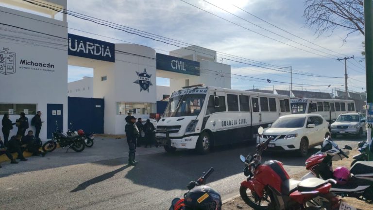 Policías se manifiestan en el Cuartel Valladolid de Morelia