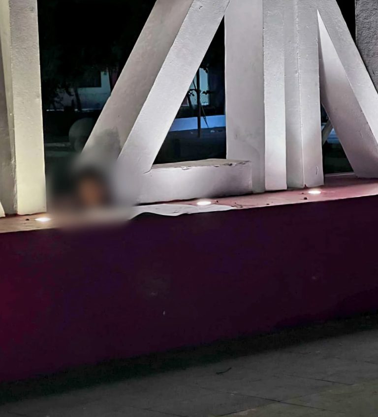 Abandonan cabeza cercenada en letras monumentales de Apatzingán